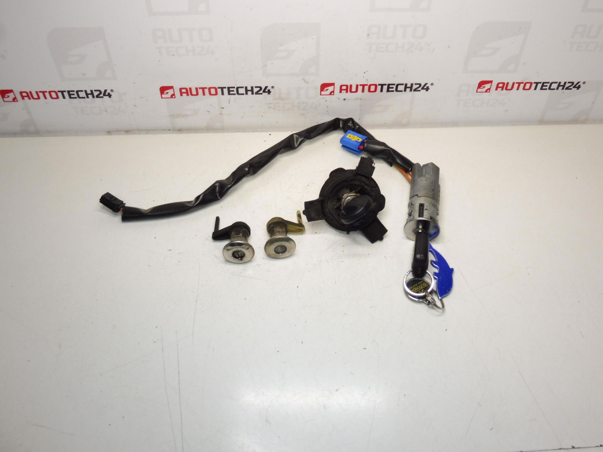 Sada zámků Peugeot 206 2 klíče 1692330580 4162NR 4162Z1