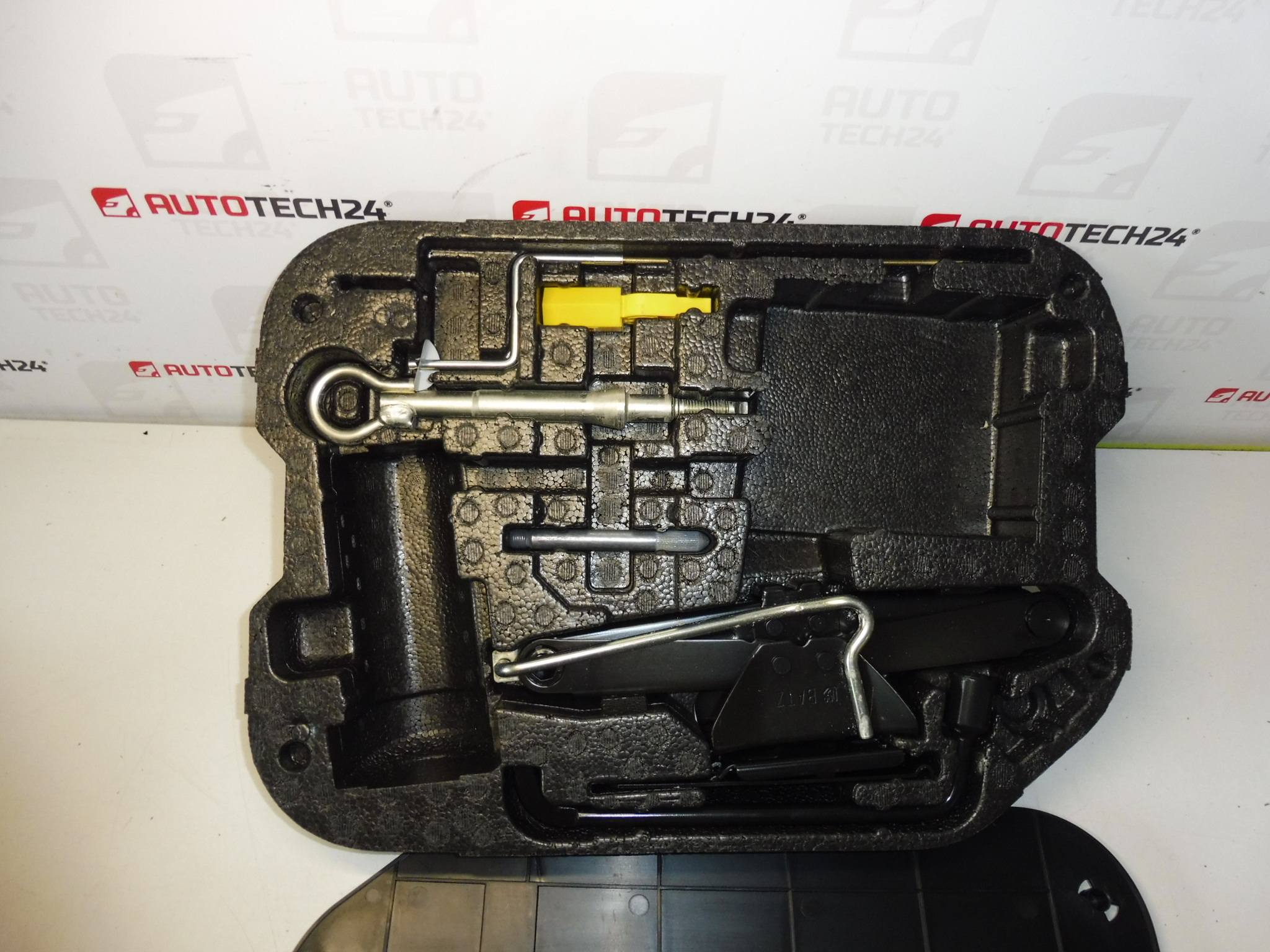 Nářadí, hever, klíč, tažné oko Citroën C4 PICASSO 6736A7 674418 672594 671809 671739
