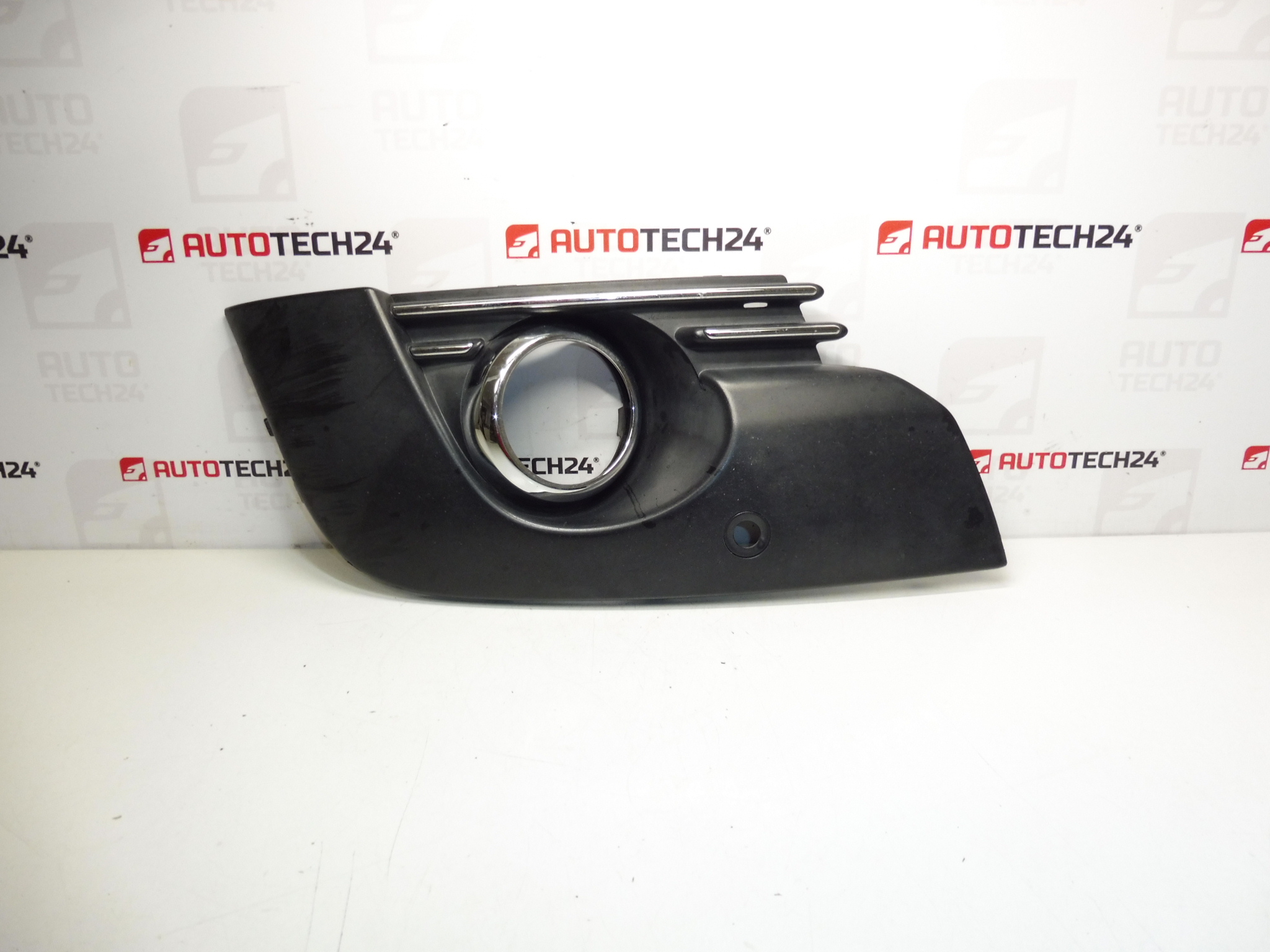 Rámeček pravé mlhovky Peugeot 3008 9685098077 745315