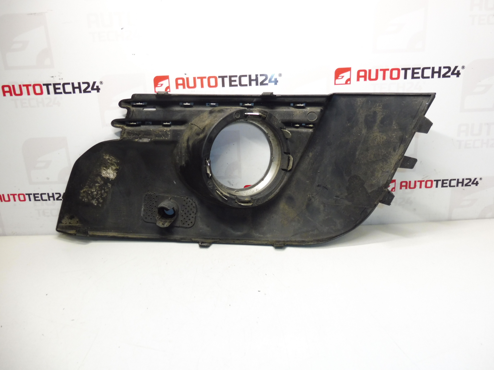 Rámeček pravé mlhovky Peugeot 3008 9685098077 745315 - Obrázek 2