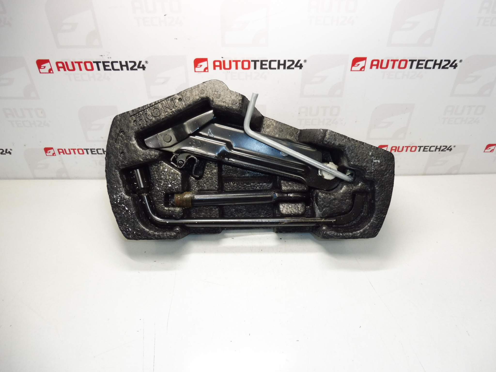 Nářadí, hever, klíč, tažné oko Citroën C1 Peugeot 108 Toyota Aygo od 2015