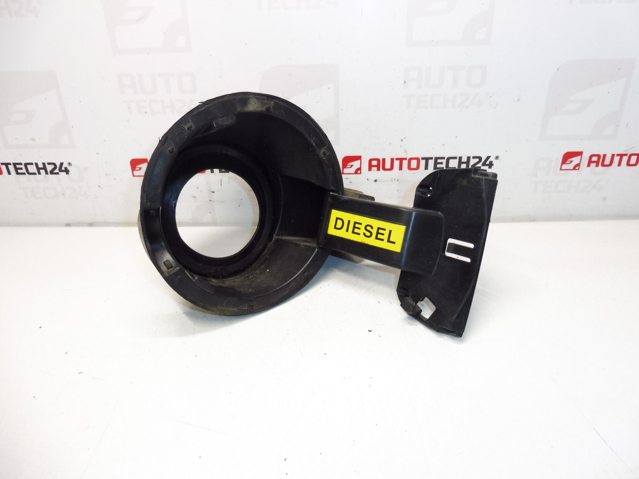 Plnící hrdlo palivové nádrže Peugeot 3008 9682803280 1517E2