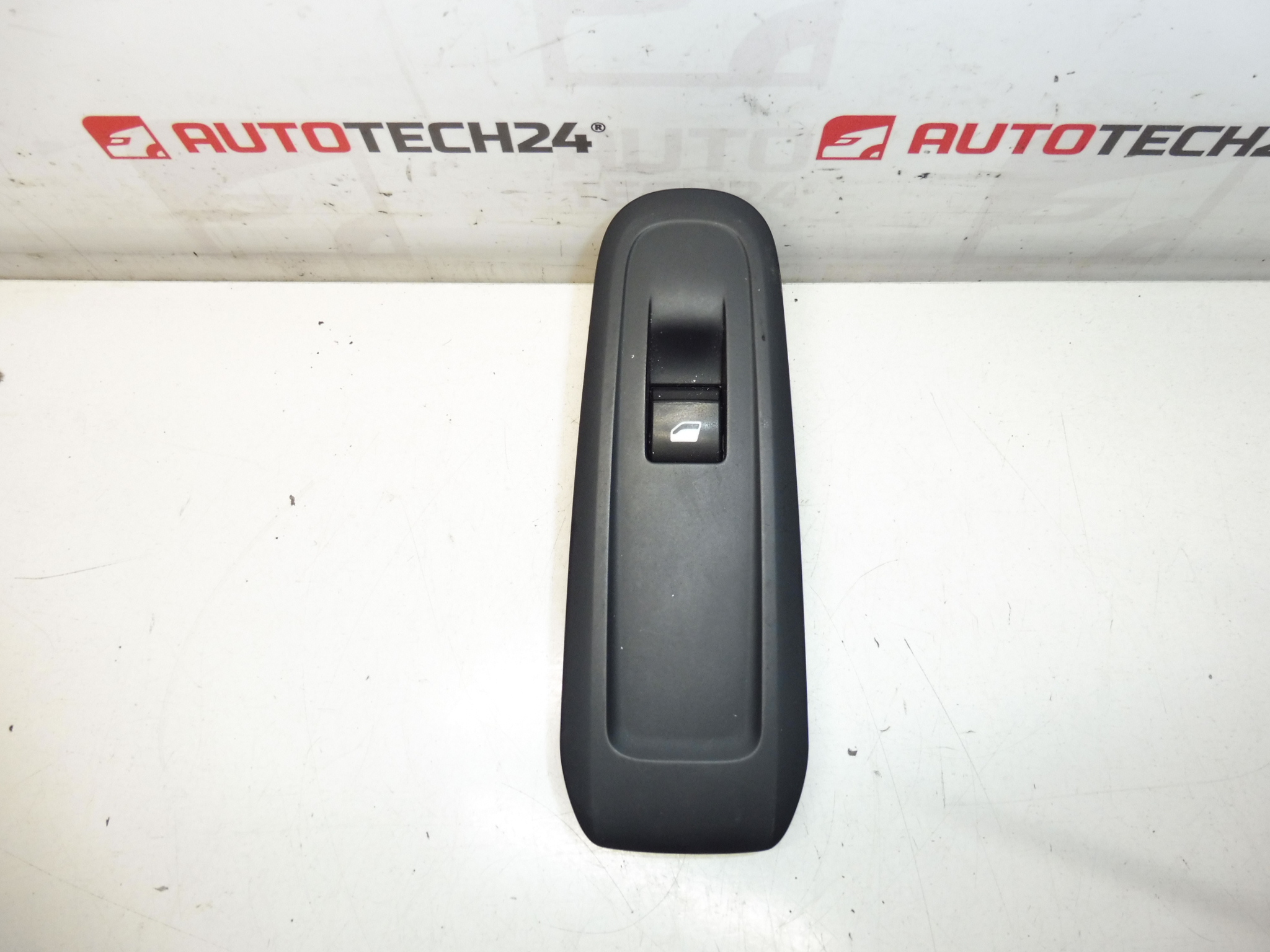 Ovladač okna spolujezdce Peugeot 308 T9 96762292ZD rámeček 96777320ZD