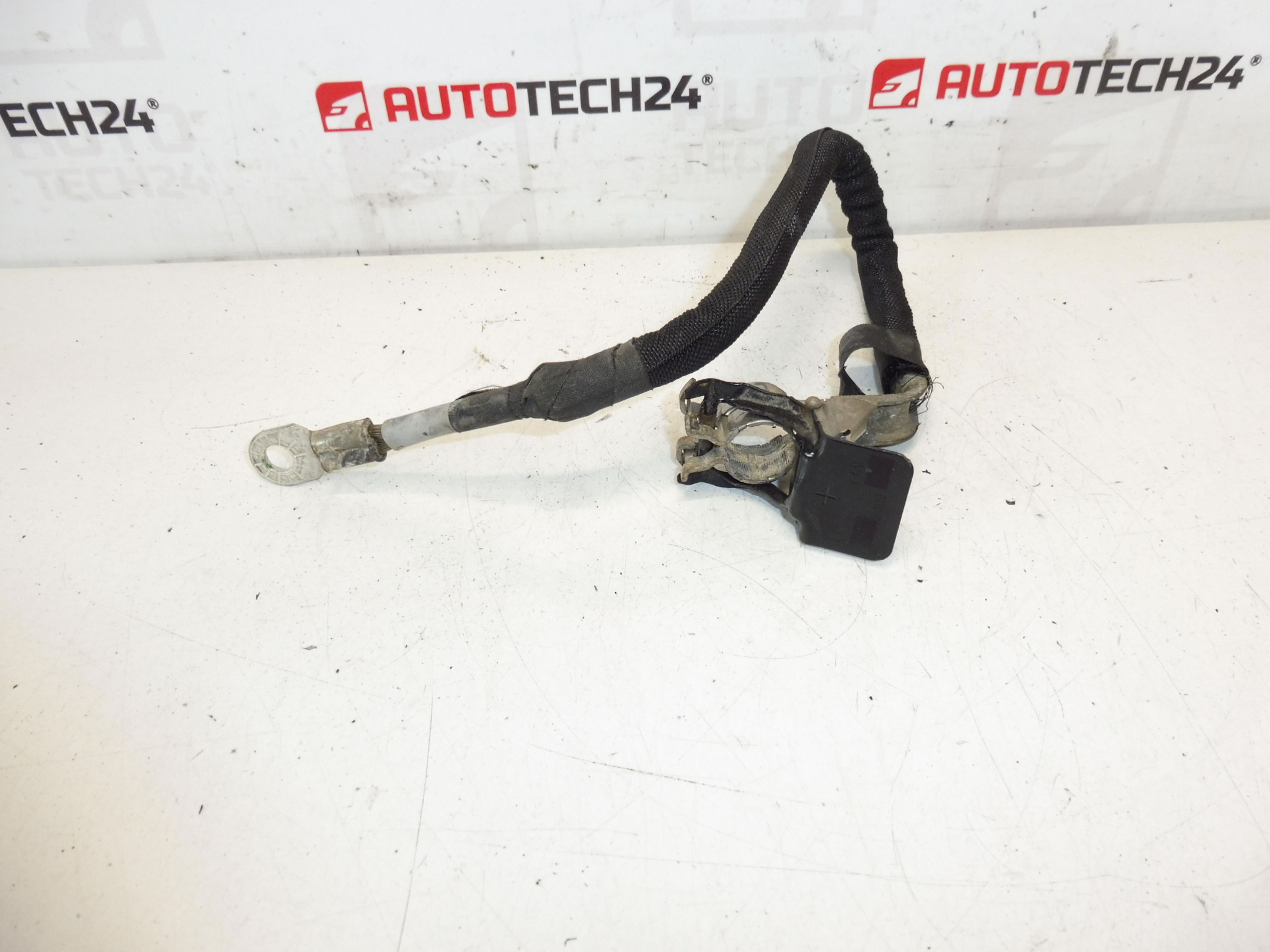 Kabel připojení + pólu v motoru Peugeot 9674808180 564621