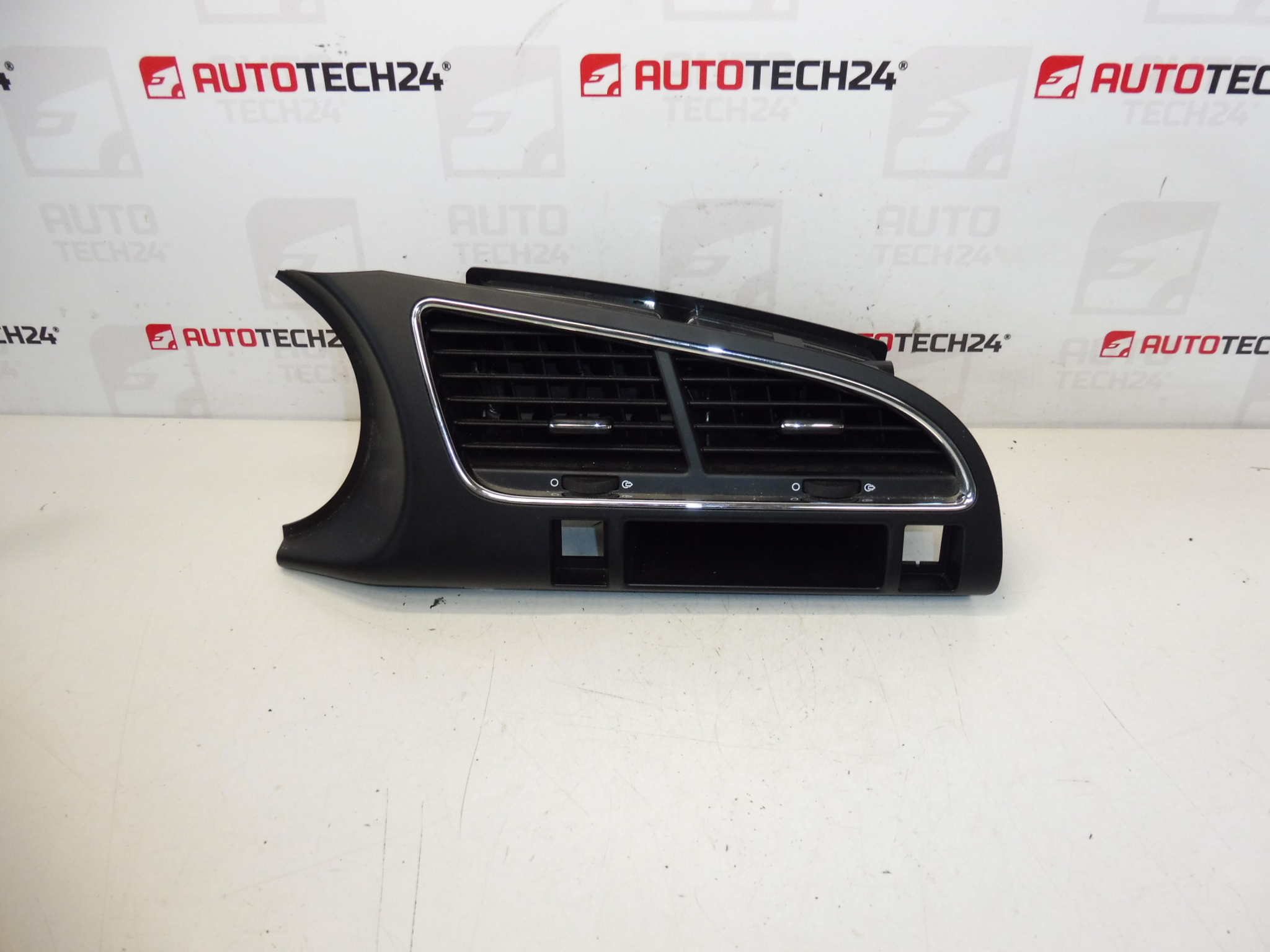Středový panel Peugeot 3008 5008 823114