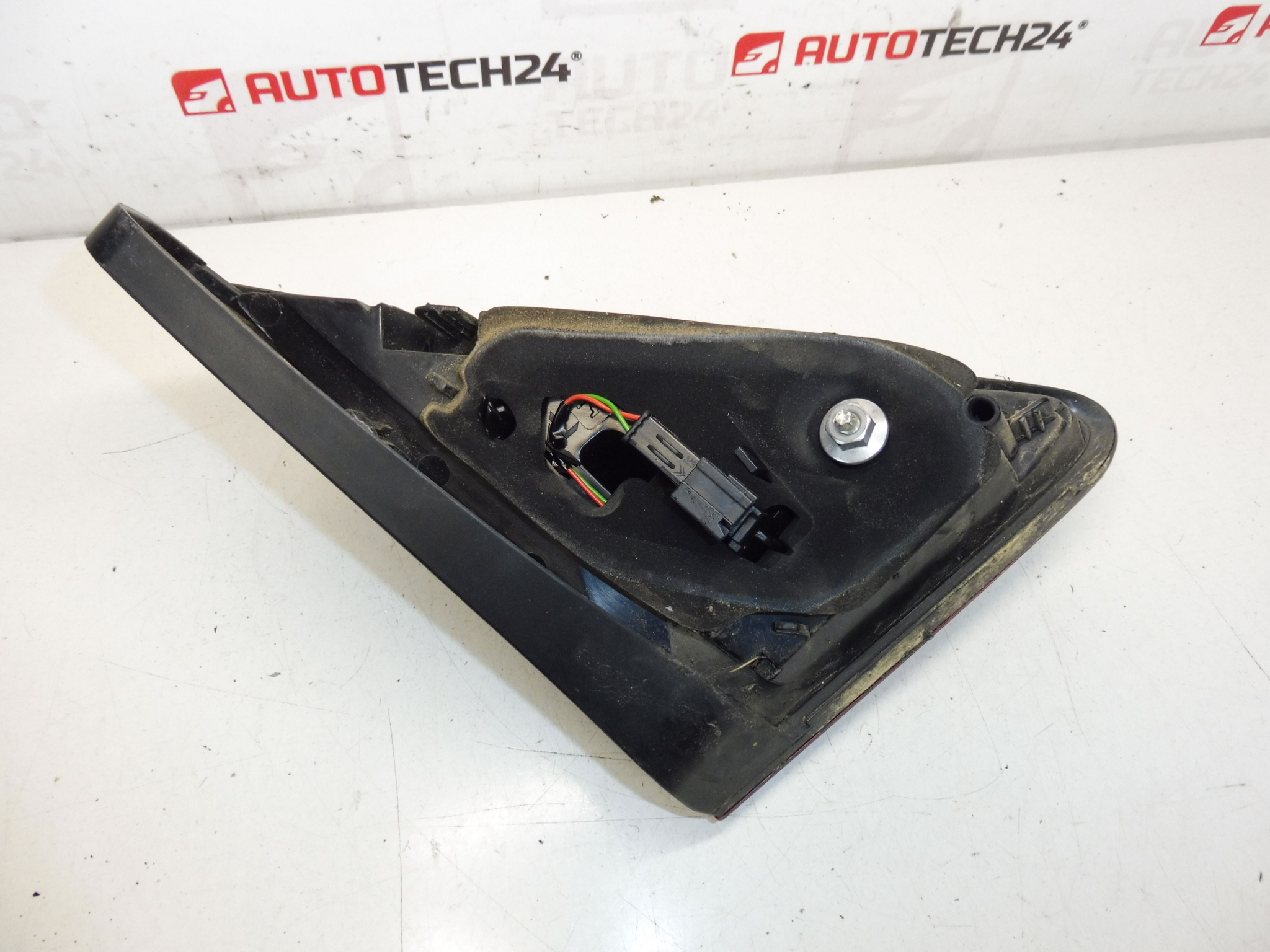 Pravý zadní světlomet víka Peugeot 3008 9805511280 - Obrázek 2