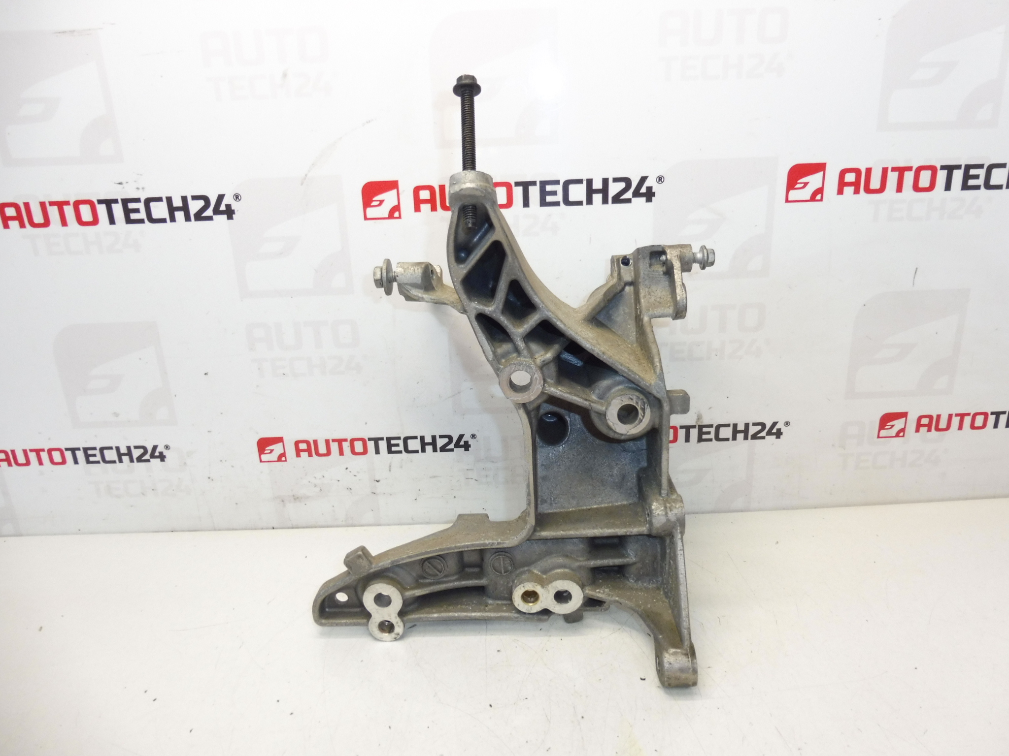 Držák alternátoru Citroën Peugeot 9684613880 5706N9 - Obrázek 2