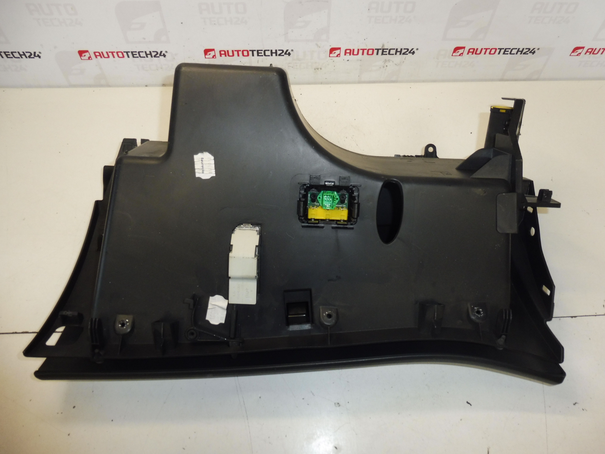 Odkládací schránka Citroën C4 Picasso 8218FH 8218FF 8226CY - Obrázek 2
