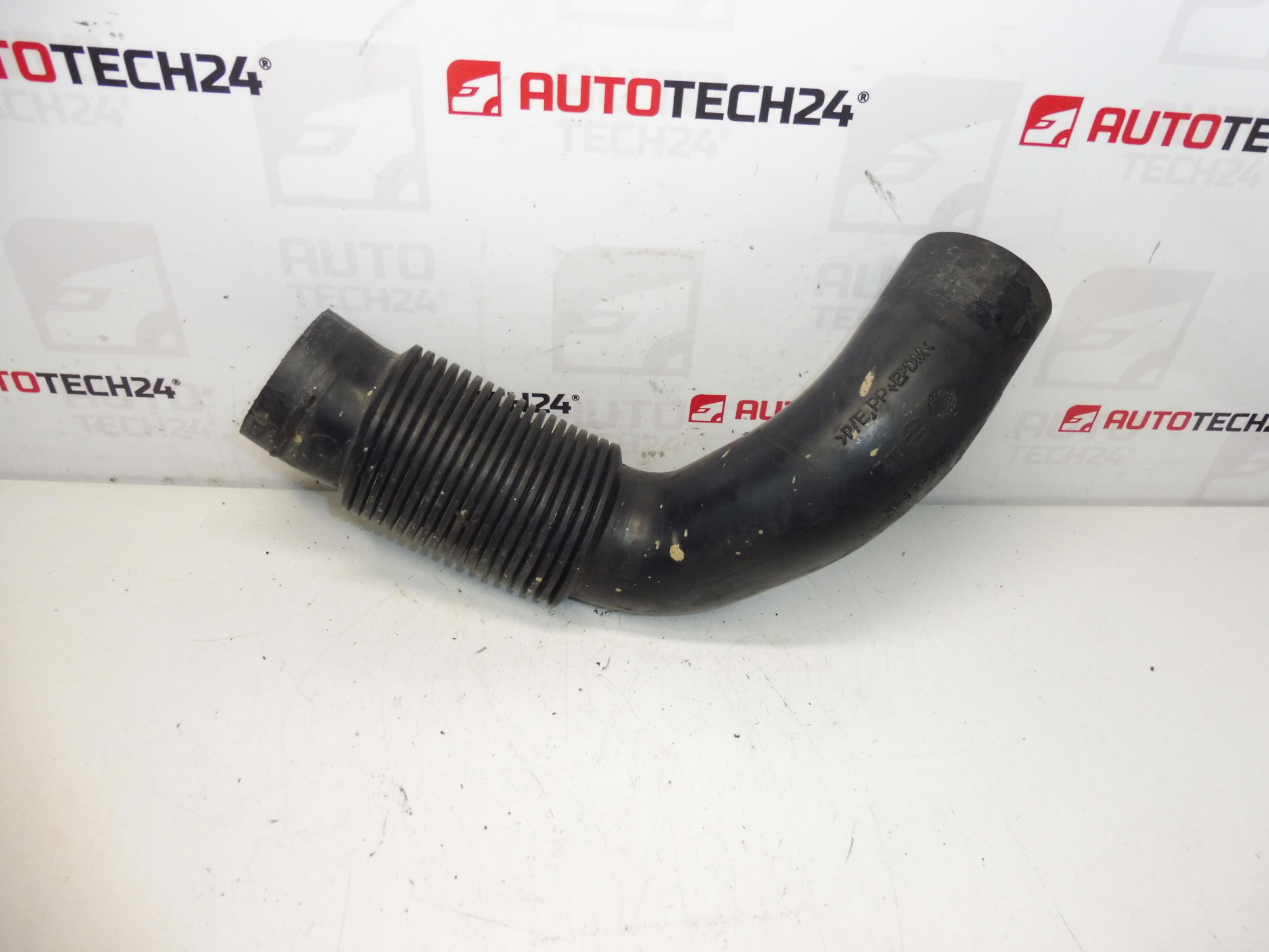Hrdlo sání1.6 HDI Citroën Peugeot 9647392480 143451