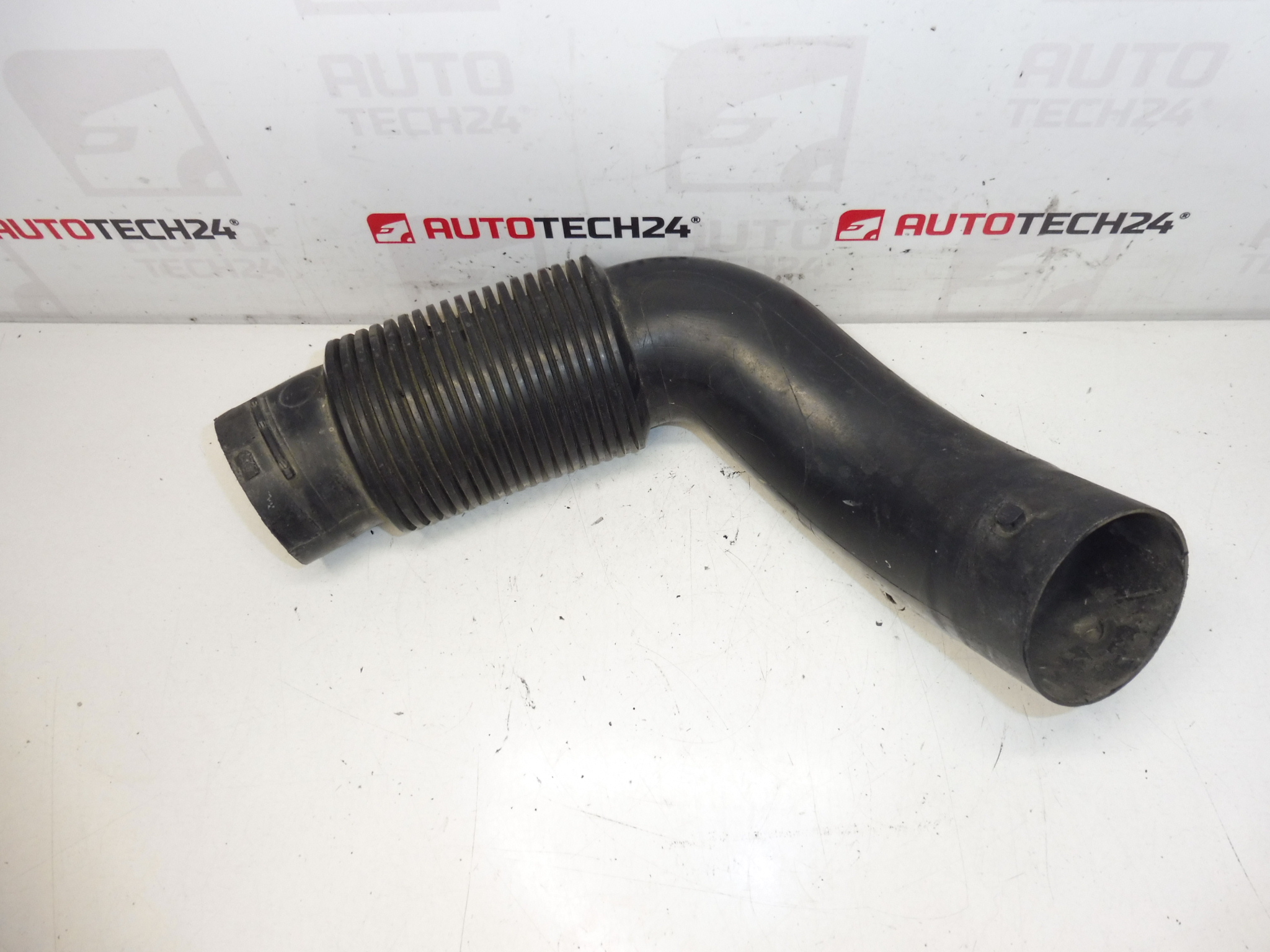 Hrdlo sání1.6 HDI Citroën Peugeot 9647392480 143451 - Obrázek 2