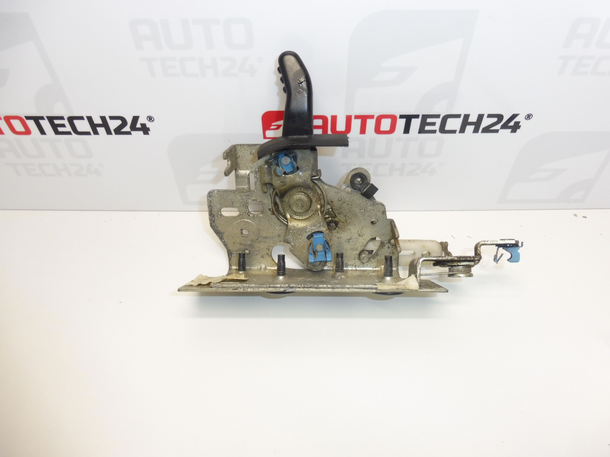 Zámek pravých křídlových dveří spodní Citroën Berlingo II 8726F4