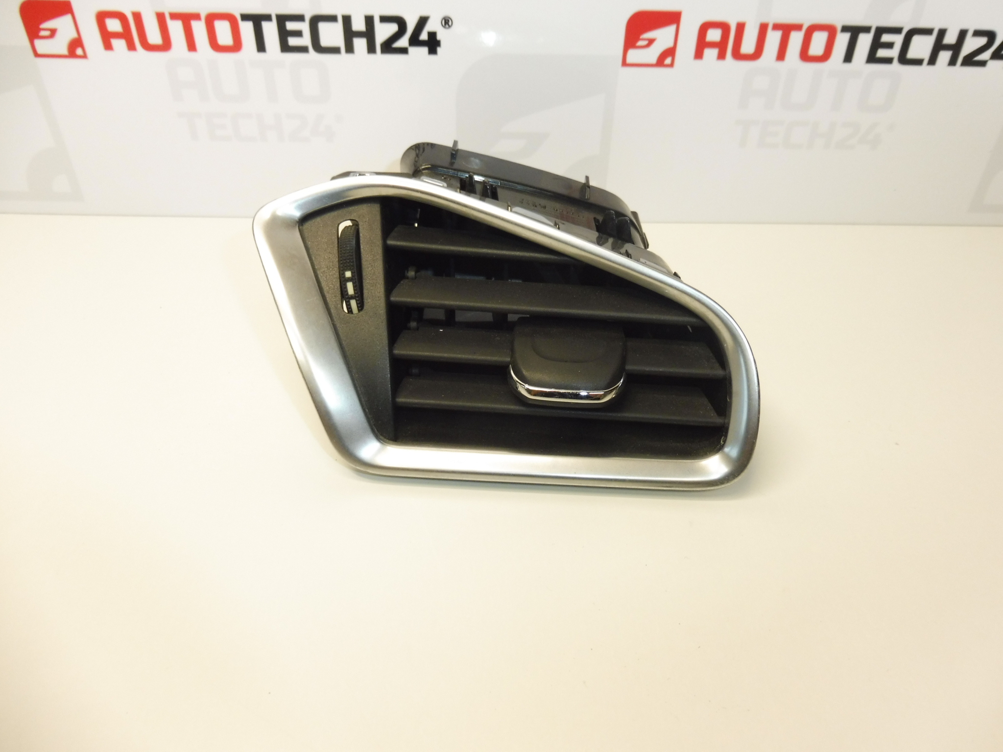 Pravá větrací mřížka Citroen C4 II B7 a DS4 9671332277 8247S1
