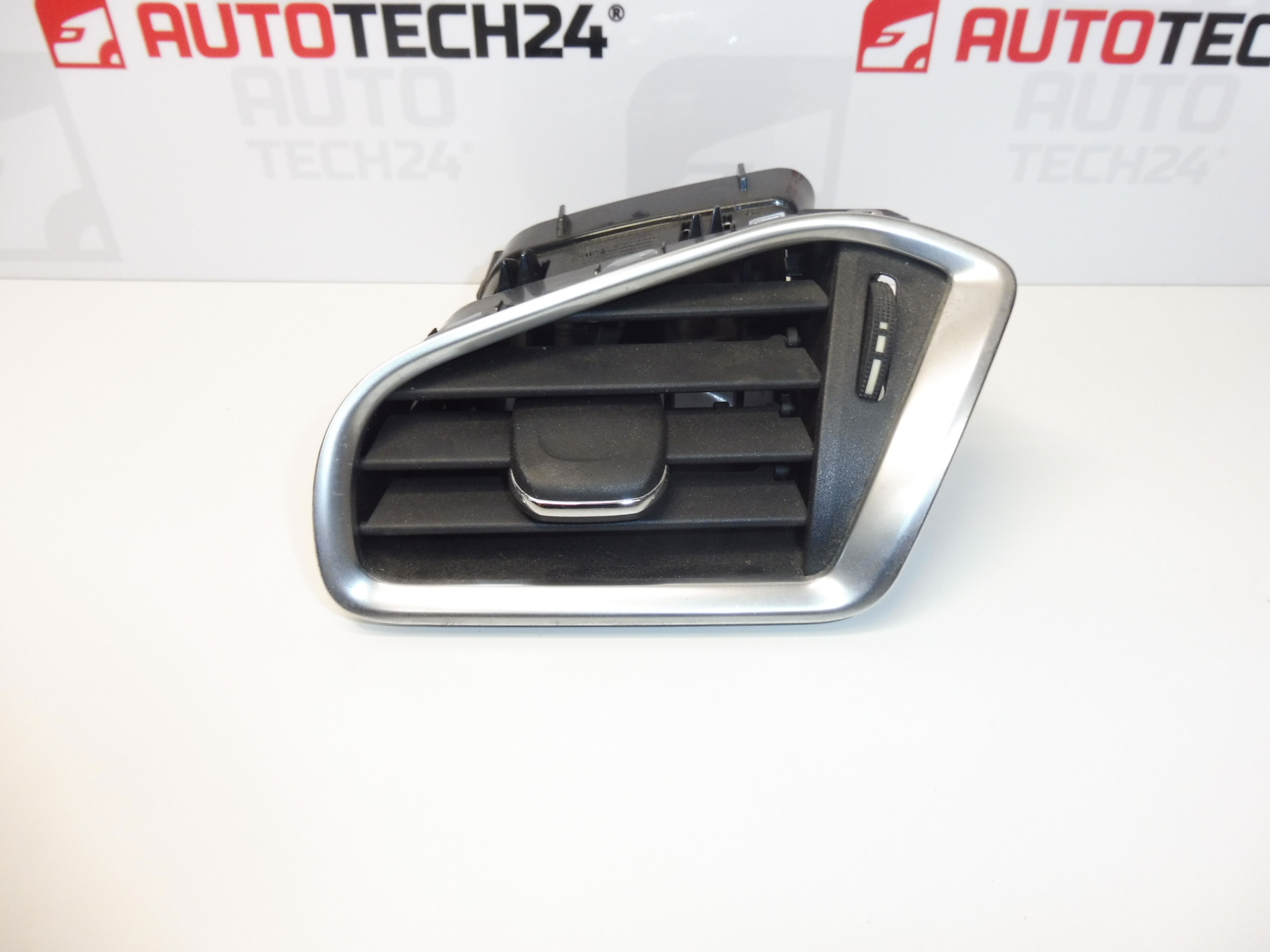 Levá větrací mřížka Citroen C4 II B7 a DS4 9671332377 8247S2