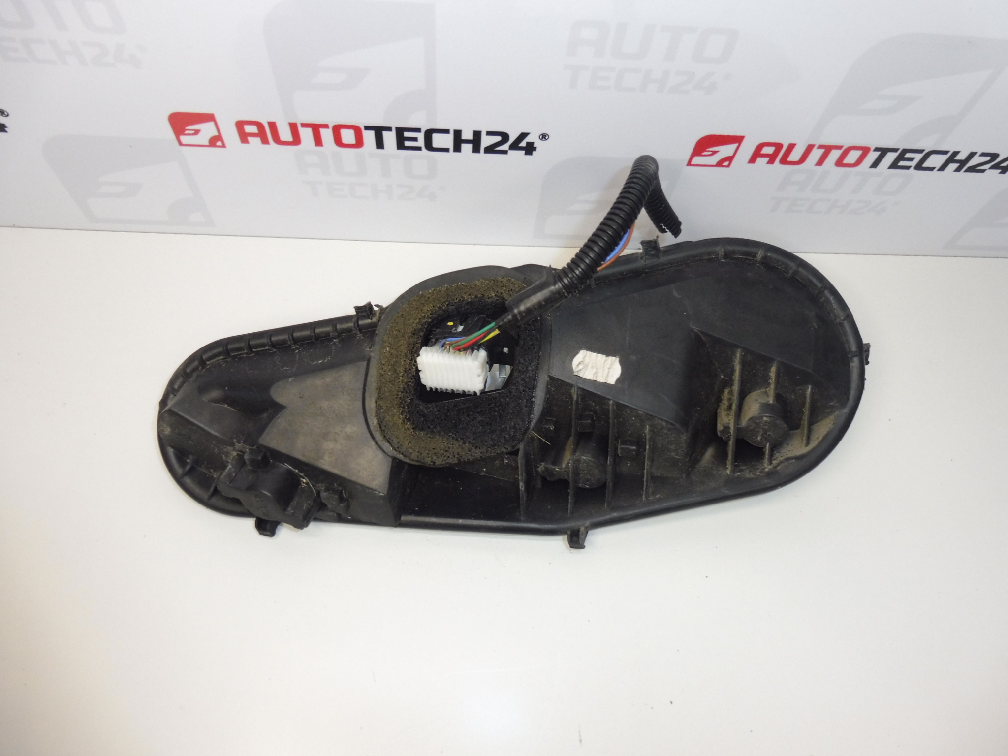 Patice žárovek pravé zadní lampy Citroën C1 Peugeot 107 1607990780 - Obrázek 2