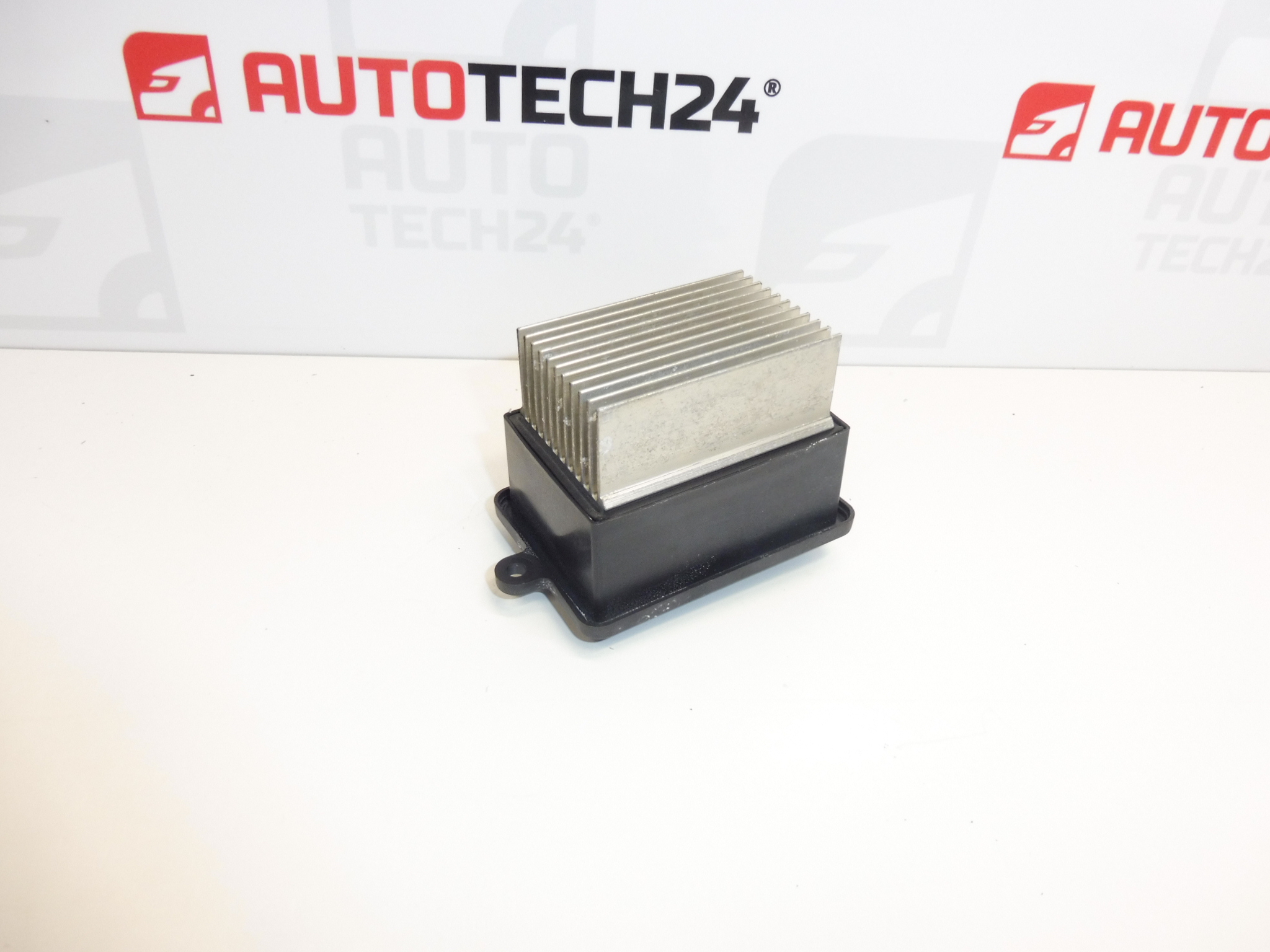 Regulátor ventilátoru Citroën Peugeot 9821291880